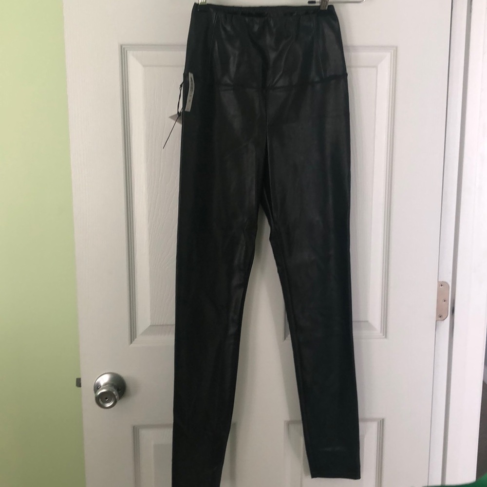 NWT Wilfred Free Daria vegan leggings in black